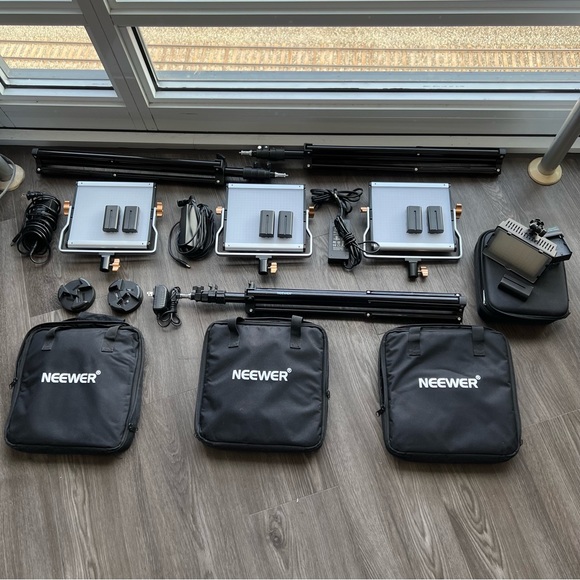 Neewer Lighting Kit + bonus batteries and light. - Picture 3 of 3